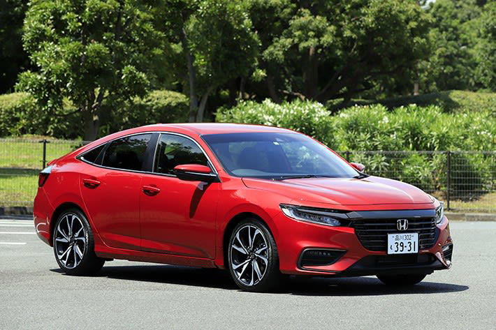 新型インサイトが中国製の電気自動車として復活, 新型インサイトの価格はいくら？ 補助金適用後の実質価格もチェック, 新型インサイトの価格は550万円、グレードは1種類のみ, 国の補助金を引いた実質価格は約420万円, 自治体の補助金で実質価格はさらに安くなり、東京都の場合は約380万円, ボディスタイル・ボディサイズ, 5ドアハッチバック、全長はステップワゴン並みの大柄なボディ, 視界は良好で、車幅やボディの先端位置も把握しやすい, 内装・装備・居住性｜上級グレード並みの充実した仕様, デジタルメーターと12.8インチディスプレーを標準装備, ホンダセンシング・マルチビューカメラなど安全装備も充実, 外装色と内装色の展開, 後席の居住性は快適、4名乗車にも対応, 荷室は背の高い荷物がやや苦手だが、面積は十分, 航続距離は535km｜リーフ・bZ4Xとの比較, 基本スペック：68.8kWhで535kmの航続性能, 新型インサイトとライバル車との比較, 発売日はいつ？ 予約開始時期と販売台数, 発売日は2026年4月16日、予約は3月から開始, 国内販売は「3000台限定」, なぜインサイトは電気自動車として復活した？ ホンダの電動化戦略と新型インサイトの位置づけ, ホンダは電動化戦略は見直し中, 日本向け電気自動車の投入は続ける理由, まとめ｜補助金活用で実質約380万円、ライバル車との比較も忘れずに