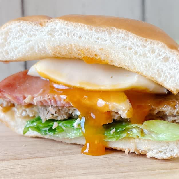モスバーガーでは、数量限定の「贅沢バーガー」を販売中です。, SNSで高く評価されていて、気になっていました！, 好きな物がたっぷり詰まっていておいしそうです！, 間違いない組み合わせで、ひと口目から大満足です。, たまごのコクが、しっかりした味付けによく合います。, 全体のバランスが良くておいしい！, お腹も心も想像以上に満たされました。, ファミリーマートの「うまトマハンバーガー（松屋監修）」もおいしいですよ。, ニンニクのパンチがすごくて、力強い味わい！