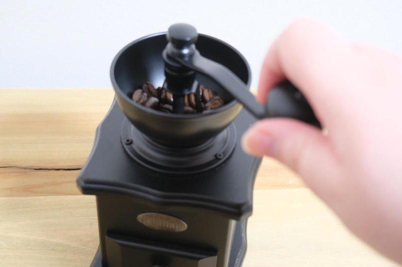 コーヒーは、挽いた直後に香りが最も引き立つ, 豆のまま保存するとおいしさが長持ち, 豆の挽き目で味が変わる, 豆を挽く時間もコーヒーの楽しみ, 挽きたての一杯はやっぱり特別