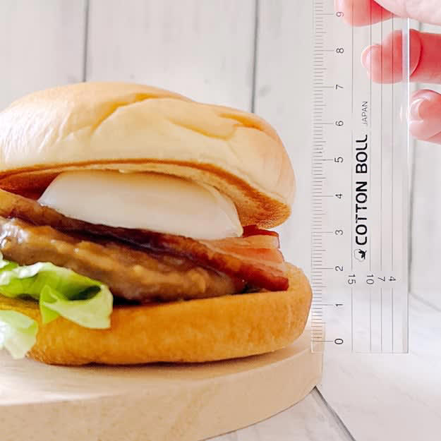 モスバーガーでは、数量限定の「贅沢バーガー」を販売中です。, SNSで高く評価されていて、気になっていました！, 好きな物がたっぷり詰まっていておいしそうです！, 間違いない組み合わせで、ひと口目から大満足です。, たまごのコクが、しっかりした味付けによく合います。, 全体のバランスが良くておいしい！, お腹も心も想像以上に満たされました。, ファミリーマートの「うまトマハンバーガー（松屋監修）」もおいしいですよ。, ニンニクのパンチがすごくて、力強い味わい！