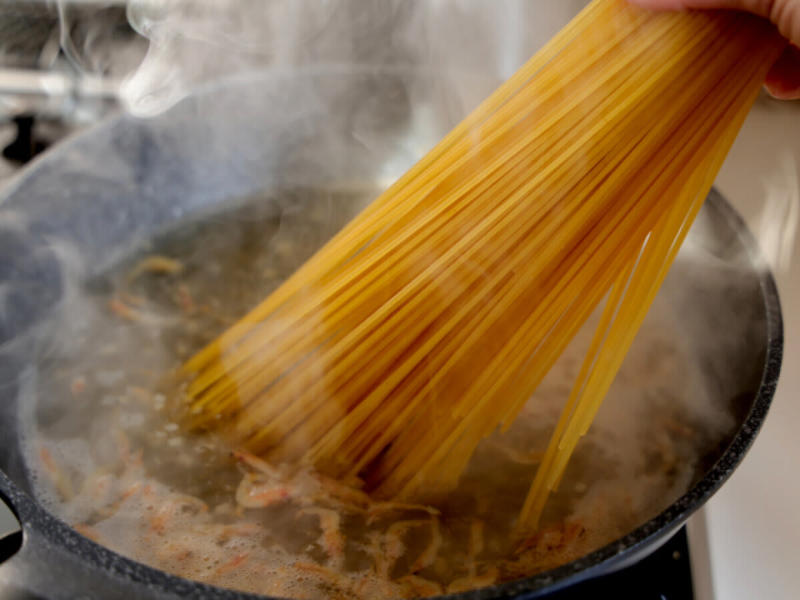 春キャベツと桜海老のパスタを作るのにかかる時間, 春キャベツと桜海老のパスタのカロリー, 春キャベツと桜海老のパスタのレシピ, 春キャベツと桜海老のパスタの材料（2人分）, 春キャベツと桜海老のパスタの作り方