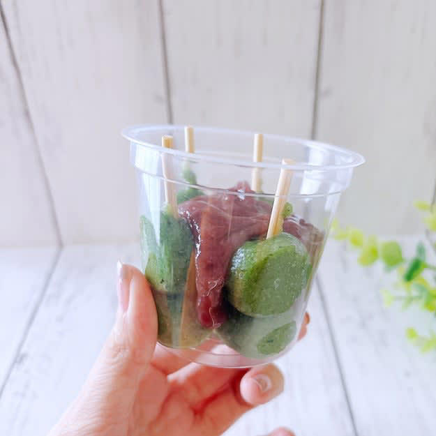 シャトレーゼで、手軽に買える「絶品スイーツ」を見つけました。, 串に刺さった団子が4本も入っています。, 重みがあって、食べ応えがありそうです。, 味も香りも想像以上で、ひと口目からトリコになりました。, 春らしい味わいで、心も満たされます。, 外でも食べやすいのが高ポイント。, コスパがいいから、またリピートしたいです！, 和スイーツといえば、カルディの「宇治抹茶使用 ひとくち抹茶わらびもち 10p」もおいしいですよ。, 贅沢な抹茶の味わいと、プルプル食感がたまりません！
