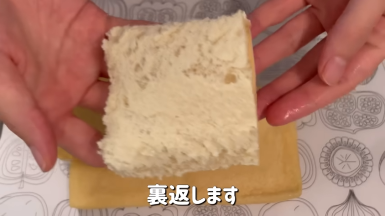 ①　油揚げをキッチンペーパーでしっかり油抜きする, ②　①を半分に切って、袋を広げ裏返す, ③　器にたまごを1つずつ割り、②の油揚げの中に入れる, ④　③の口をパスタまたは爪楊枝で閉じる, ⑤　フライパンに油を入れて、④を焼き色がつくまで焼く, ⑥　⑤を裏返して、さらに3分ほど焼く, ⑦　タレ用の調味料を合わせてま巾着の上にかける, ⑧　タレを煮立たせて、途中で巾着をひっくり返す, ⑨　タレがとろとろになってきたら完成