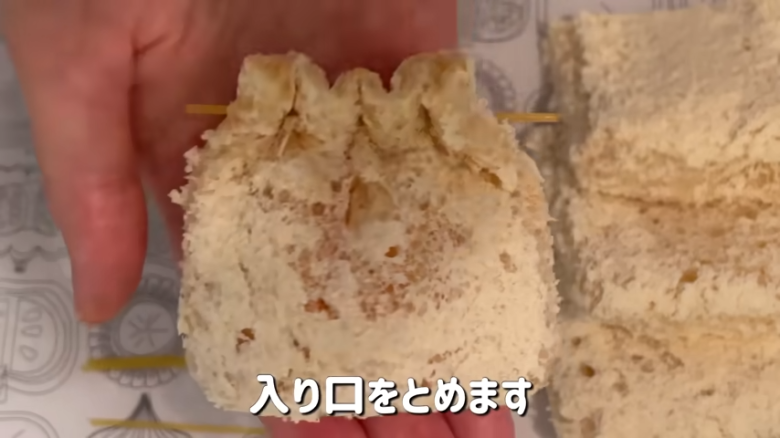 ①　油揚げをキッチンペーパーでしっかり油抜きする, ②　①を半分に切って、袋を広げ裏返す, ③　器にたまごを1つずつ割り、②の油揚げの中に入れる, ④　③の口をパスタまたは爪楊枝で閉じる, ⑤　フライパンに油を入れて、④を焼き色がつくまで焼く, ⑥　⑤を裏返して、さらに3分ほど焼く, ⑦　タレ用の調味料を合わせてま巾着の上にかける, ⑧　タレを煮立たせて、途中で巾着をひっくり返す, ⑨　タレがとろとろになってきたら完成