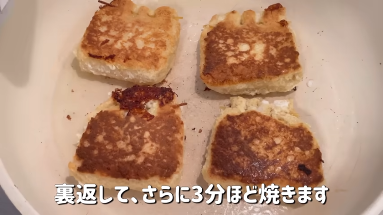 ①　油揚げをキッチンペーパーでしっかり油抜きする, ②　①を半分に切って、袋を広げ裏返す, ③　器にたまごを1つずつ割り、②の油揚げの中に入れる, ④　③の口をパスタまたは爪楊枝で閉じる, ⑤　フライパンに油を入れて、④を焼き色がつくまで焼く, ⑥　⑤を裏返して、さらに3分ほど焼く, ⑦　タレ用の調味料を合わせてま巾着の上にかける, ⑧　タレを煮立たせて、途中で巾着をひっくり返す, ⑨　タレがとろとろになってきたら完成