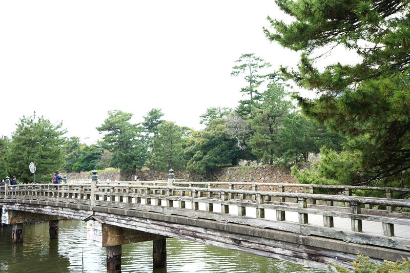 「父上はねえ、立ち尽くしちょるの」の現場へ。国宝の松江城, 蛇と蛙が住んだ場所がまだ残っている。『ばけばけ』ファン必見の地, ヘブンが愛した寺は既に『ばけばけ』の聖地化。あの大亀を見に行く, トキとヘブンが眺めた宍道湖へ。「私もご一緒してええですか」