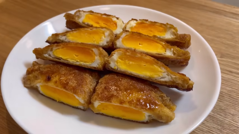 ①　油揚げをキッチンペーパーでしっかり油抜きする, ②　①を半分に切って、袋を広げ裏返す, ③　器にたまごを1つずつ割り、②の油揚げの中に入れる, ④　③の口をパスタまたは爪楊枝で閉じる, ⑤　フライパンに油を入れて、④を焼き色がつくまで焼く, ⑥　⑤を裏返して、さらに3分ほど焼く, ⑦　タレ用の調味料を合わせてま巾着の上にかける, ⑧　タレを煮立たせて、途中で巾着をひっくり返す, ⑨　タレがとろとろになってきたら完成