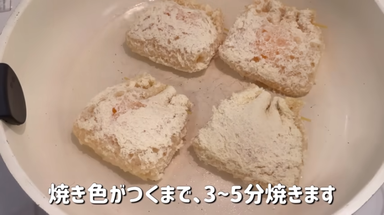 ①　油揚げをキッチンペーパーでしっかり油抜きする, ②　①を半分に切って、袋を広げ裏返す, ③　器にたまごを1つずつ割り、②の油揚げの中に入れる, ④　③の口をパスタまたは爪楊枝で閉じる, ⑤　フライパンに油を入れて、④を焼き色がつくまで焼く, ⑥　⑤を裏返して、さらに3分ほど焼く, ⑦　タレ用の調味料を合わせてま巾着の上にかける, ⑧　タレを煮立たせて、途中で巾着をひっくり返す, ⑨　タレがとろとろになってきたら完成