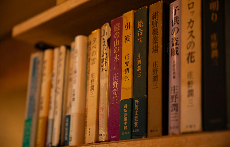 住宅地にポツンとたたずむ私設図書館『さいとう読書室』, 急階段の先に潜む手土産の殿堂『藏屋 洋菓子店』, うまい魚を食いたくば、路地の民家へ『お料理とお酒 なごみ』, 扉を開いていざ、老舗酒屋の奥へ『酒の旭屋 裏旭屋』, 文具店という名の昭和カオス博物館『須山文具店』, 花屋の中で一杯ひっかける幸せ『花とナチュラルワイン JUURI（ユーリ）』, 雑居ビルの2階からブラジルにトリップ『Espaço Brasil（エスパッソ ブラジル）』, 大人も子供もねこも集うワンダータウン, 暮らしに根付くコスモポリタンスピリッツ