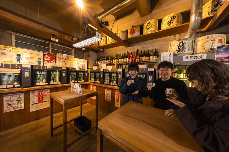 住宅地にポツンとたたずむ私設図書館『さいとう読書室』, 急階段の先に潜む手土産の殿堂『藏屋 洋菓子店』, うまい魚を食いたくば、路地の民家へ『お料理とお酒 なごみ』, 扉を開いていざ、老舗酒屋の奥へ『酒の旭屋 裏旭屋』, 文具店という名の昭和カオス博物館『須山文具店』, 花屋の中で一杯ひっかける幸せ『花とナチュラルワイン JUURI（ユーリ）』, 雑居ビルの2階からブラジルにトリップ『Espaço Brasil（エスパッソ ブラジル）』, 大人も子供もねこも集うワンダータウン, 暮らしに根付くコスモポリタンスピリッツ