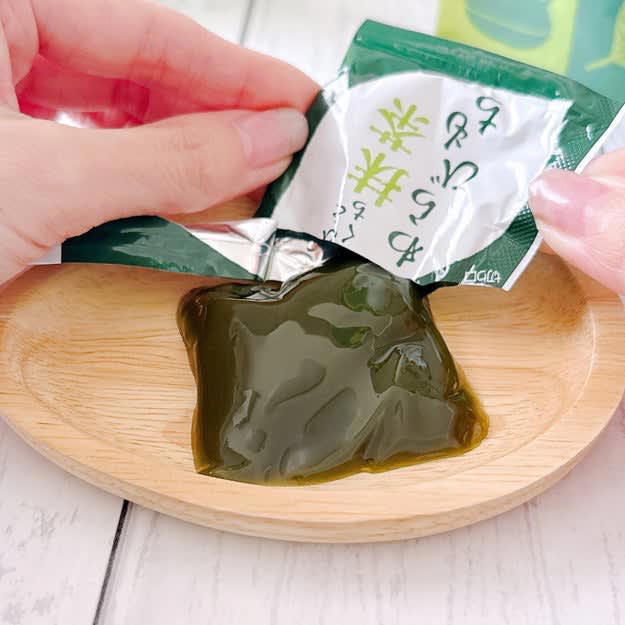 シャトレーゼで、手軽に買える「絶品スイーツ」を見つけました。, 串に刺さった団子が4本も入っています。, 重みがあって、食べ応えがありそうです。, 味も香りも想像以上で、ひと口目からトリコになりました。, 春らしい味わいで、心も満たされます。, 外でも食べやすいのが高ポイント。, コスパがいいから、またリピートしたいです！, 和スイーツといえば、カルディの「宇治抹茶使用 ひとくち抹茶わらびもち 10p」もおいしいですよ。, 贅沢な抹茶の味わいと、プルプル食感がたまりません！