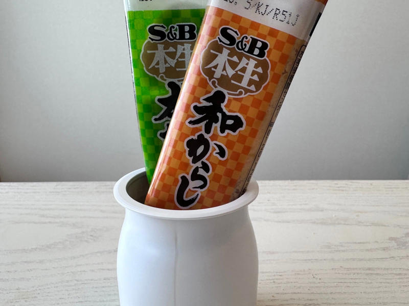 甘くておいしい「バニラヨーグルト」は、容器も優秀！, 収納容器として使ってみる, 1.洗面所周りを美しく, 2.冷蔵庫内の整理整頓に, 3.調味料入れにちょうどいい, 機能もデザインも大満足