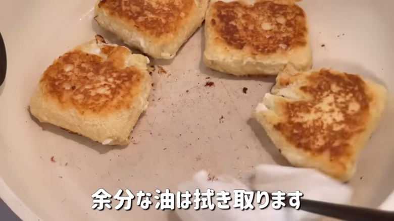 ①　油揚げをキッチンペーパーでしっかり油抜きする, ②　①を半分に切って、袋を広げ裏返す, ③　器にたまごを1つずつ割り、②の油揚げの中に入れる, ④　③の口をパスタまたは爪楊枝で閉じる, ⑤　フライパンに油を入れて、④を焼き色がつくまで焼く, ⑥　⑤を裏返して、さらに3分ほど焼く, ⑦　タレ用の調味料を合わせてま巾着の上にかける, ⑧　タレを煮立たせて、途中で巾着をひっくり返す, ⑨　タレがとろとろになってきたら完成