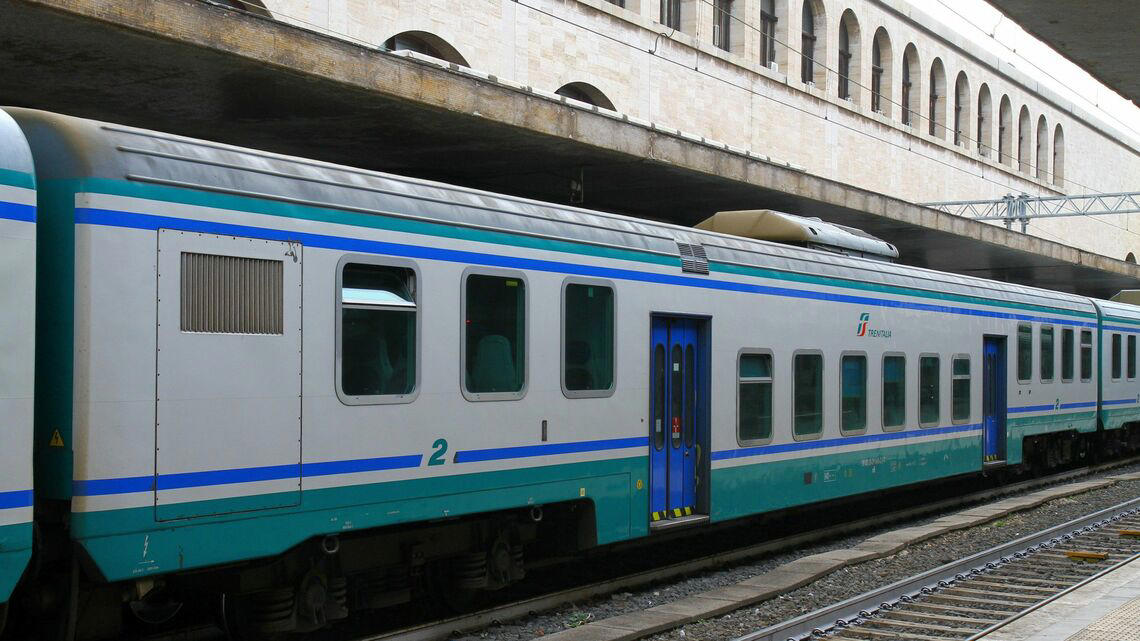 ヨーロッパの駅ホームは低い, 時代を先取りしたイタリア「PR型」, 機器類の小型・軽量化で実現, TGVが「機関車方式」にこだわる理由, ヨーロッパの事情が生んだ低床車