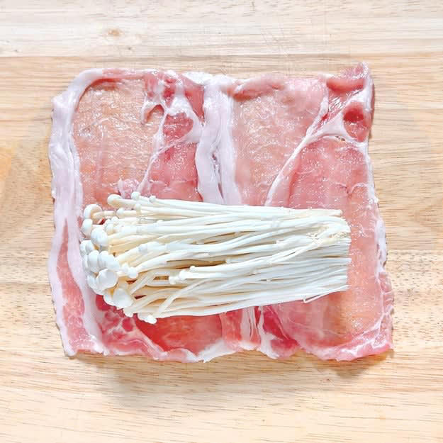 作り方：①豚ロース薄切り肉を4枚並べ、えのきを包む。同様にもう1つ作る。, ② ライスペーパーを水でさっとぬらし、①を包む。一口大に切り、片栗粉をまぶす。, ③ フライパンにサラダ油を引いて中火に熱し、②をカリッとするまで焼く。塩をふったら、完成！, これ、唐揚げいらんレベル。