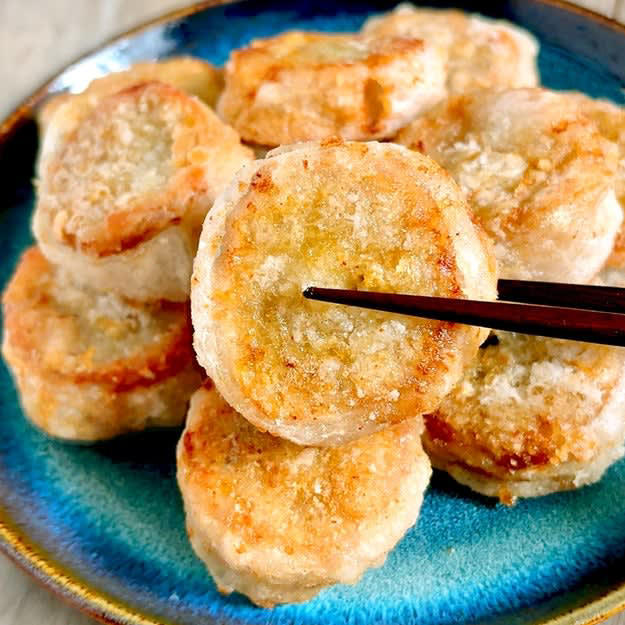 作り方：①豚ロース薄切り肉を4枚並べ、えのきを包む。同様にもう1つ作る。, ② ライスペーパーを水でさっとぬらし、①を包む。一口大に切り、片栗粉をまぶす。, ③ フライパンにサラダ油を引いて中火に熱し、②をカリッとするまで焼く。塩をふったら、完成！, これ、唐揚げいらんレベル。
