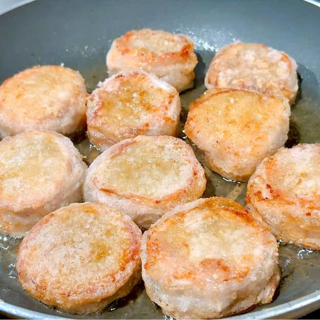作り方：①豚ロース薄切り肉を4枚並べ、えのきを包む。同様にもう1つ作る。, ② ライスペーパーを水でさっとぬらし、①を包む。一口大に切り、片栗粉をまぶす。, ③ フライパンにサラダ油を引いて中火に熱し、②をカリッとするまで焼く。塩をふったら、完成！, これ、唐揚げいらんレベル。
