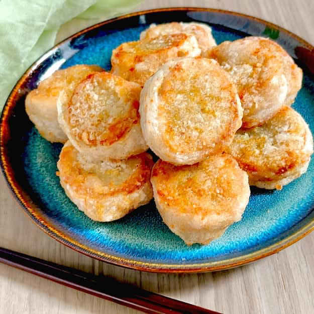 作り方：①豚ロース薄切り肉を4枚並べ、えのきを包む。同様にもう1つ作る。, ② ライスペーパーを水でさっとぬらし、①を包む。一口大に切り、片栗粉をまぶす。, ③ フライパンにサラダ油を引いて中火に熱し、②をカリッとするまで焼く。塩をふったら、完成！, これ、唐揚げいらんレベル。