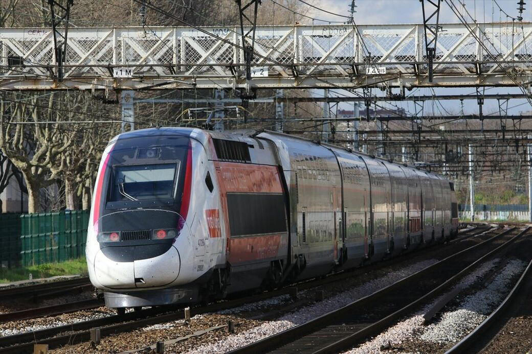 ヨーロッパの駅ホームは低い, 時代を先取りしたイタリア「PR型」, 機器類の小型・軽量化で実現, TGVが「機関車方式」にこだわる理由, ヨーロッパの事情が生んだ低床車
