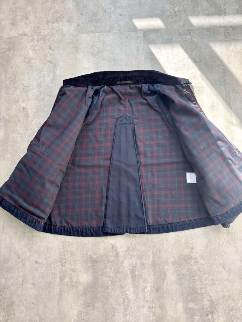 【ユニクロ】ユーティリティショートジャケットデニム, チェックリンク×ホワイトカーゴパンツで上級者見えコーデに, ネイビー×赤差し色ロングワンピで大人スタイルに, スウェット×白スカートでこなれカジュアルコーデに, ネイビー×ベージュでスタイルアップカジュアルコーデに
