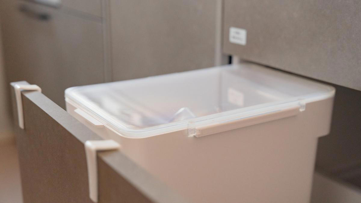 山崎実業のスタイリッシュな米びつ, 使いやすさにこだわったフタ, キッチンの引き出しに収納できる, 使いやすさにこだわった計量カップ