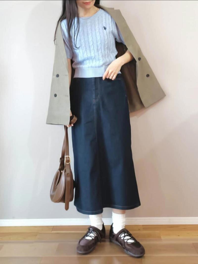 ポロニットで今っぽくきちんと見え, 肩掛けジャケット×トレンド感のある配色で差をつける, フレンチシックな春スタイルに, レース襟トップス×黒デニムスカートで上品に, トレンド素材のジャケットでコーデを格上げ