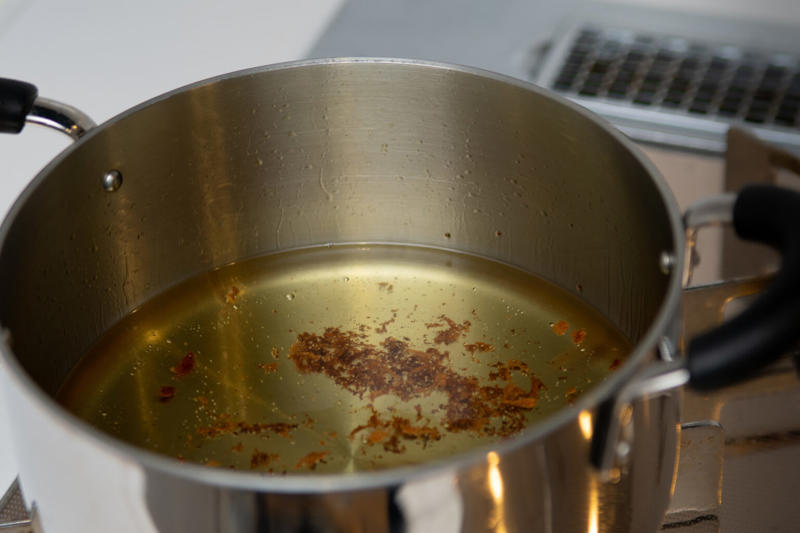 揚げ物で使った『油』は使い回せる？何回まで大丈夫？, 揚げ物で使用した油を使ってはいけないサイン, 1.油から嫌なニオイがする, 2.油がドロドロになっている, 3.変色している, 4.温めたら、白い煙が上がった, 揚げ油を長く保存するコツ