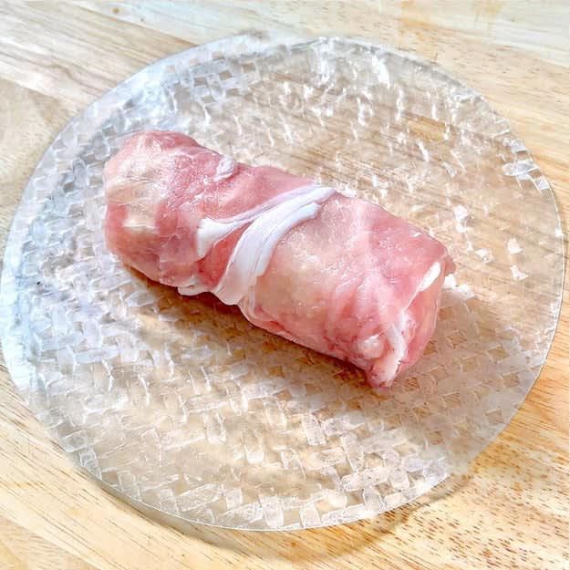 作り方：①豚ロース薄切り肉を4枚並べ、えのきを包む。同様にもう1つ作る。, ② ライスペーパーを水でさっとぬらし、①を包む。一口大に切り、片栗粉をまぶす。, ③ フライパンにサラダ油を引いて中火に熱し、②をカリッとするまで焼く。塩をふったら、完成！, これ、唐揚げいらんレベル。