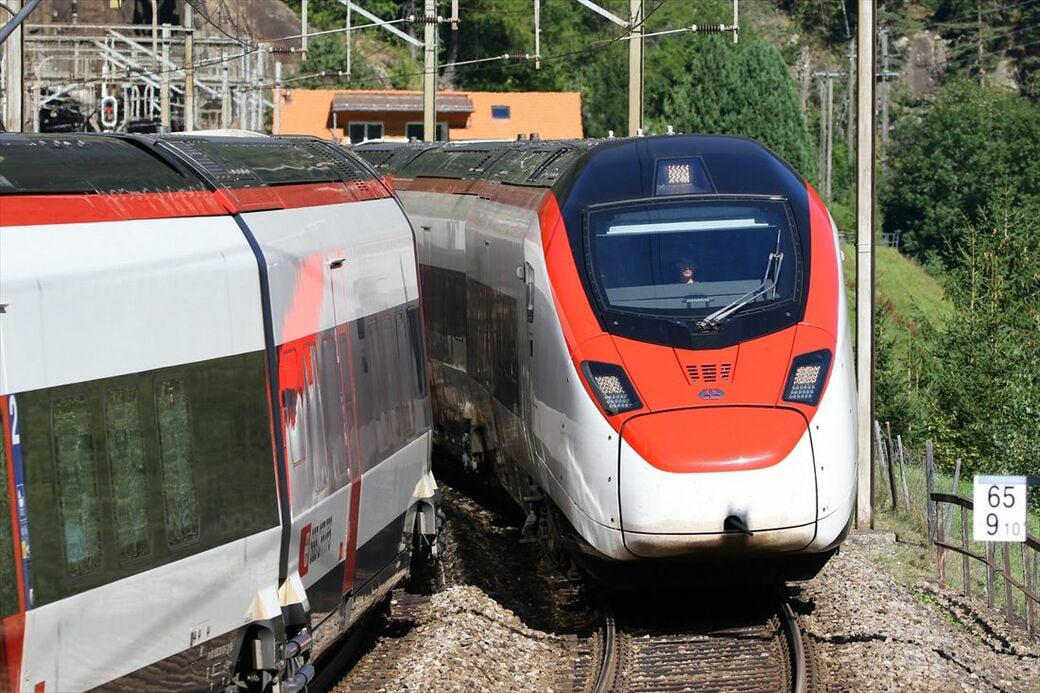 ヨーロッパの駅ホームは低い, 時代を先取りしたイタリア「PR型」, 機器類の小型・軽量化で実現, TGVが「機関車方式」にこだわる理由, ヨーロッパの事情が生んだ低床車