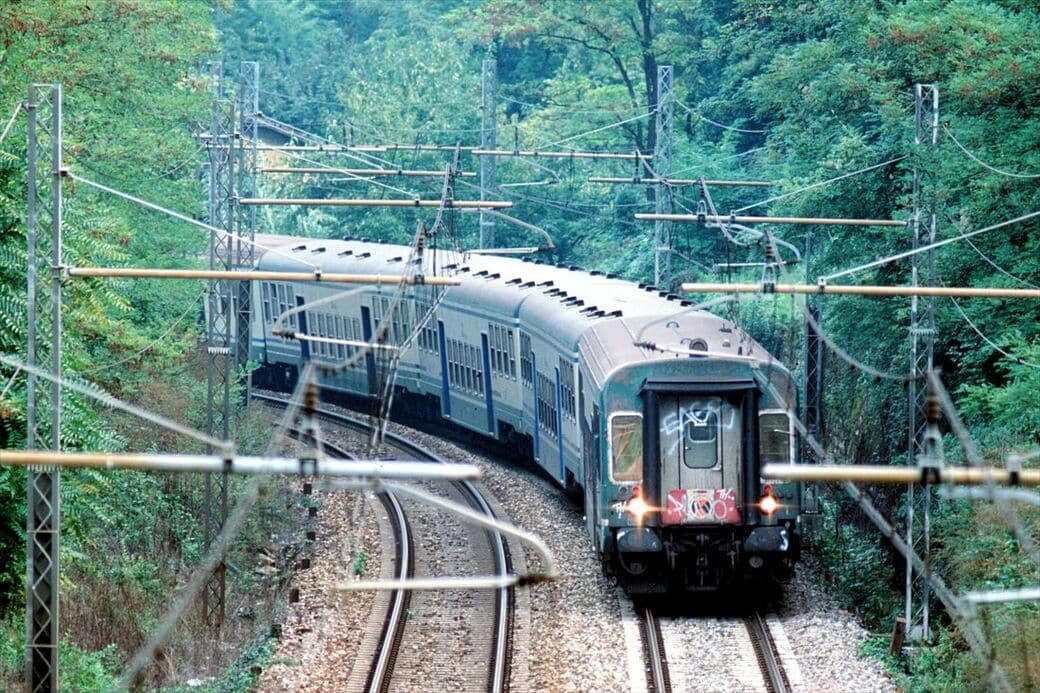 ヨーロッパの駅ホームは低い, 時代を先取りしたイタリア「PR型」, 機器類の小型・軽量化で実現, TGVが「機関車方式」にこだわる理由, ヨーロッパの事情が生んだ低床車