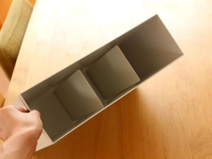 わが家のキッチンの水筒置き場, ダイソーのブックエンド, ファイルボックスの仕切りにぴったり！, ダイソーの耐震マットでズレ防止, 耐震マットをブックエンドの底に, ボックスを傾けてもピタッと！, サッと出し入れできる収納に♪