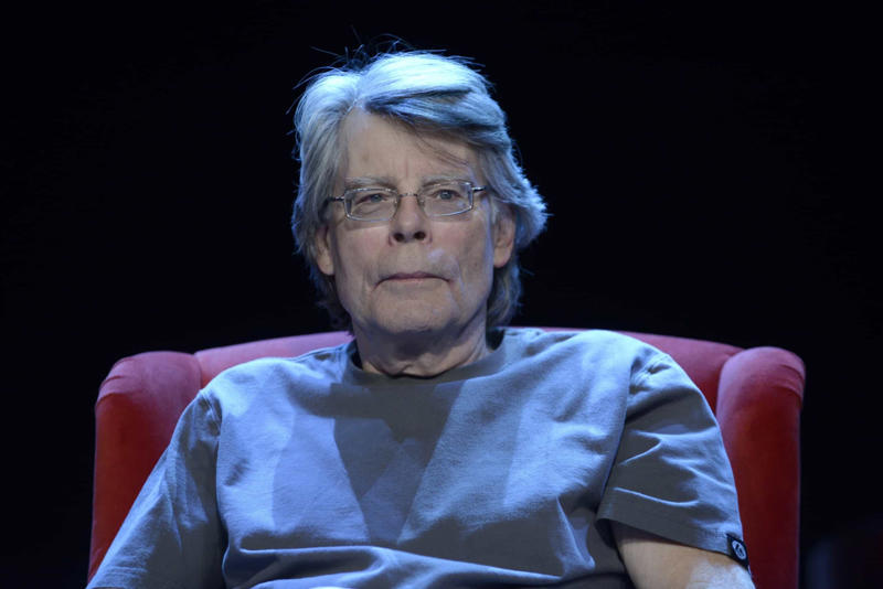 Stephen King David Lynch, Salvador Dalí, Christopher Nolan, John Lennon, Jack Kerouac, Edgar Allan Poe, Federico Fellini, Stephen King, Mary Shelley, Richard Linklater, Carl Jung, Robert Louis Stevenson, Samuel Taylor Coleridge, Jasper Johns, Stephen King, lo scrittore che ha cambiato l'horror