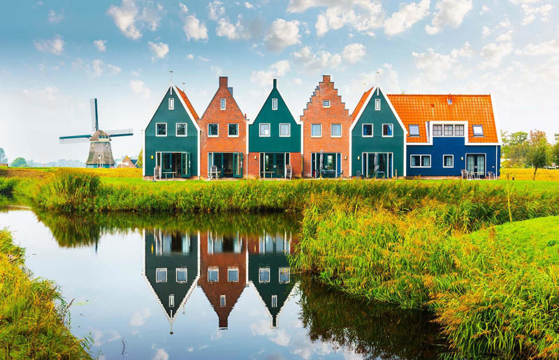 Holland is a country Fact or fiction?, It never snows in the Sahara Desert, Egypt has the most pyramids, Uluru is Australia's biggest rock, San Francisco has the steepest street in the world, The Great Wall of China can be seen from space, Toronto is the capital of Canada, The Statue of Liberty is in New York, Buckingham Palace is the official residence of the King, Amsterdam is the cycling capital of the world, There are 24 time zones, Maine is the easternmost state in the US…, …and Florida the southernmost, The Mississippi River is the longest in the US, Norway is the northernmost country in the world, The Canary Islands are named after the birds, English isn't the most spoken language in the world, Only Russia and Turkey are on two continents, The Nile is the world's longest river, Route 66 is the longest highway in the US, Mont Blanc is Europe's highest mountain, England and the UK are the same place, Holland is a country, Walt Disney built a secret suite within Cinderella Castle