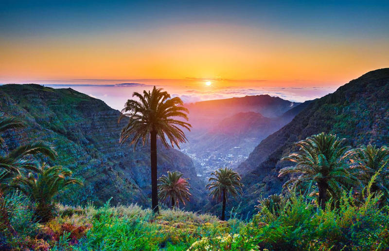 The Canary Islands are named after the birds Fact or fiction?, It never snows in the Sahara Desert, Egypt has the most pyramids, Uluru is Australia's biggest rock, San Francisco has the steepest street in the world, The Great Wall of China can be seen from space, Toronto is the capital of Canada, The Statue of Liberty is in New York, Buckingham Palace is the official residence of the King, Amsterdam is the cycling capital of the world, There are 24 time zones, Maine is the easternmost state in the US…, …and Florida the southernmost, The Mississippi River is the longest in the US, Norway is the northernmost country in the world, The Canary Islands are named after the birds, English isn't the most spoken language in the world, Only Russia and Turkey are on two continents, The Nile is the world's longest river, Route 66 is the longest highway in the US, Mont Blanc is Europe's highest mountain, England and the UK are the same place, Holland is a country, Walt Disney built a secret suite within Cinderella Castle