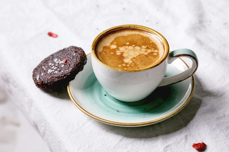 Coffee biscuit Coffee: a popular flavor, Brazil, the coffee country, Coffee consumption in Brazil, But... Finland beats Brazil in coffee consumption!, Coffee Mousse, Crepe cake with coffee mousse, Coffee cake with yogurt and cinnamon, Brigadier Coffee, Tiramisu, Coffee biscuit, Dalgona coffee, Coffee Pavê with caramel, Cake with coffee fudge, Coffee pudding, Coffee ice cream, Coffee brownie