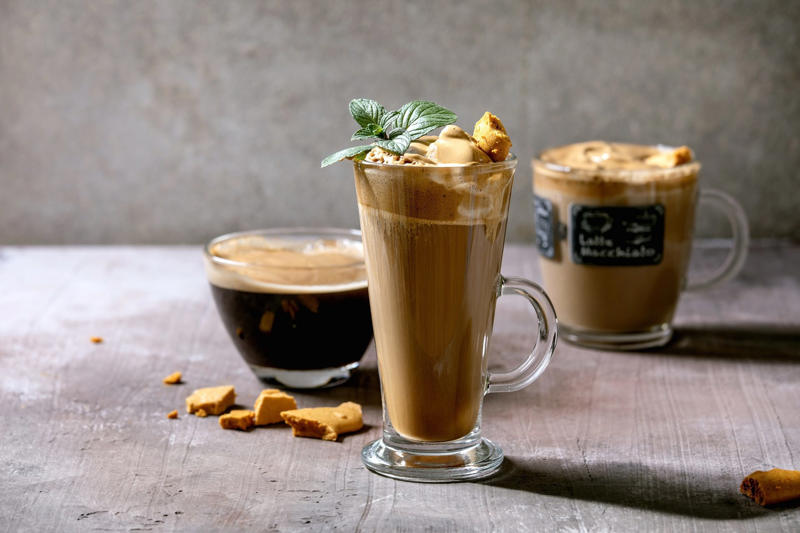 Dalgona coffee Coffee: a popular flavor, Brazil, the coffee country, Coffee consumption in Brazil, But... Finland beats Brazil in coffee consumption!, Coffee Mousse, Crepe cake with coffee mousse, Coffee cake with yogurt and cinnamon, Brigadier Coffee, Tiramisu, Coffee biscuit, Dalgona coffee, Coffee Pavê with caramel, Cake with coffee fudge, Coffee pudding, Coffee ice cream, Coffee brownie