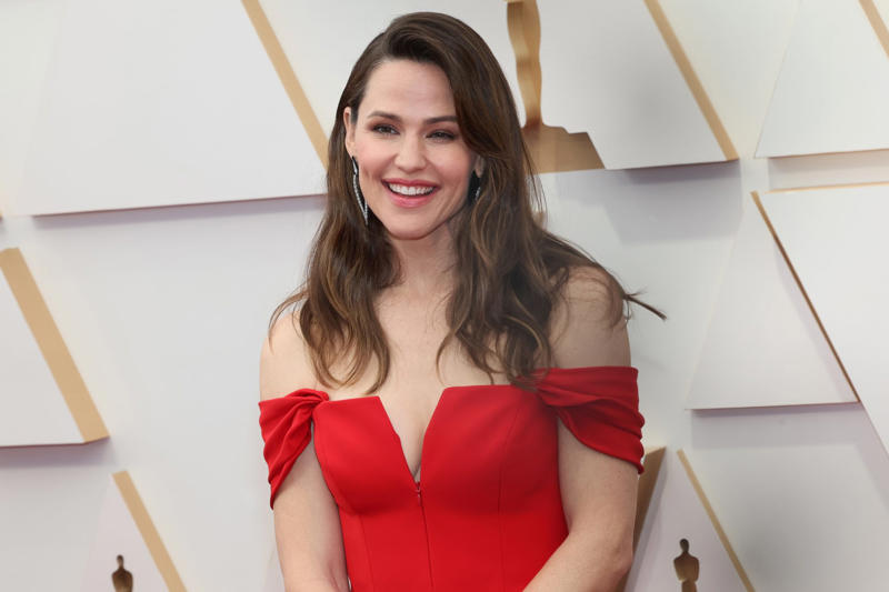 Jennifer Garner Unquestionable talent, Debut in cinema, A long career as an artist, A great calling: acting, From theatre to television, Felicity, 'Pearl Harbor' (2001), Success with 'Alias', Golden Globe for Best Actress in a Drama Series, An unstoppable rise in Hollywood, Other significant projects, Her star on the Walk of Fame, Her first husband, Love with Ben Affleck, One marriage and three children, Final separation in 2018, She has rebuilt her life