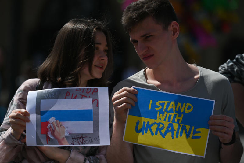 自国民から批判を受けるプーチン政権, ロシア人とベラルーシ人が結成, 侵攻開始直後の2022年3月に結成, 赤色の部分を抜いたロシア国旗, 2022年3月に訓練開始, ドンバス地方の最前線, ガスプロムバンク元副総裁が加入, 自由ロシア軍団の目標, ウクライナ大統領府顧問、オレクシイ・アレストビッチ, 規模を拡大する自由ロシア軍団, 「参加希望者は多い」, ベラルーシやロシアからやって来たメンバー, 加入前の厳格な審査, プーチン政権の悩みの種？, ロシア兵を捕虜に, ロシアのために、自由のために, ロシア当局の恐れ, 離反者は懲役20年, ロシア当局の自由ロシア軍団対策, ロシア当局の懸念, 自由ロシア軍の幹部が来日、インタビューに答える, 攻撃に加わり成果を上げる