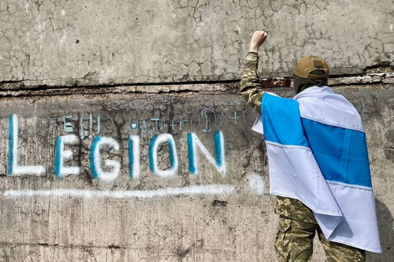 自国民から批判を受けるプーチン政権, ロシア人とベラルーシ人が結成, 侵攻開始直後の2022年3月に結成, 赤色の部分を抜いたロシア国旗, 2022年3月に訓練開始, ドンバス地方の最前線, ガスプロムバンク元副総裁が加入, 自由ロシア軍団の目標, ウクライナ大統領府顧問、オレクシイ・アレストビッチ, 規模を拡大する自由ロシア軍団, 「参加希望者は多い」, ベラルーシやロシアからやって来たメンバー, 加入前の厳格な審査, プーチン政権の悩みの種？, ロシア兵を捕虜に, ロシアのために、自由のために, ロシア当局の恐れ, 離反者は懲役20年, ロシア当局の自由ロシア軍団対策, ロシア当局の懸念, 自由ロシア軍の幹部が来日、インタビューに答える, 攻撃に加わり成果を上げる