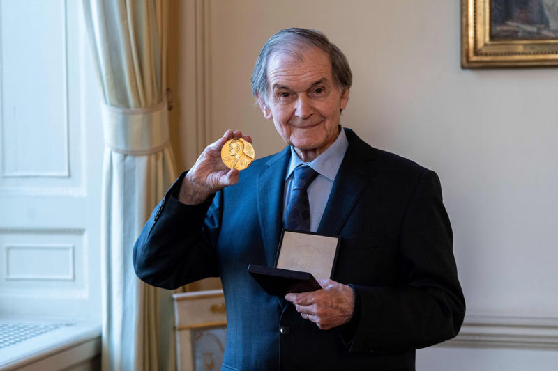 An intriguing but unproven theory What happens to our soul after we die?, A question many have tried to answer, What is a soul, Our essence, The soul or consciousness, A new theory about the soul, The 'Orch-OR' theory, Consciousness arises within the nerons, Roger Penrose, Nobel Prize in Physics in 2020, Friend of Stephen Hawking, Stuart Hameroff, A theory that needs to be tested, Which supports the 'Orch-OR' theory, Do the principles of Quantum mechanics affect our brain?, A biological approach, A Quantum approach, Consciousness is a vibrating wave, The brain as a quantum computer, Superposition of states as a measurement of consciousness, Everett's Many-Worlds Interpretation, The choice not made, We are the reality, A new way to understand the brain, What happens inside the neuron?, So is the soul immortal?, Information is saved, An intriguing but unproven theory