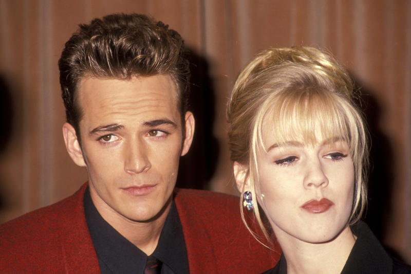 Gone too soon, Luke got lucky when he landed a role on 'Beverly Hills, 90210', Dylan McKay the bad boy everyone loved, Luke was one of THE 90s heartthrobs, Luke took a break from '95-'98 to work on movies, But Luke couldn't resist returning to '90210', Luke marries and becomes a father, Luke struggled to find the same degree of success after '90210', Luke landed starring roles but the shows didn't last long..., Broadway and theatre in London, Luke was even in a Swedish comedy in the mid-2000s, A health scare in 2015, Perry began advocacy work, Luke found his place again on 'Riverdale', Luke Perry wanted to do a reboot of '90210', A reboot in the works??, Fans were thrilled, ...but Luke had a conflict due to his contract with 'Riverdale', Tragedy strikes, Luke was 52 when he passed away, Perry's final role was in a Tarantino film, Luke was secretly engaged at the time of his death, They were said to be "smitten", An icon that is dearly missed