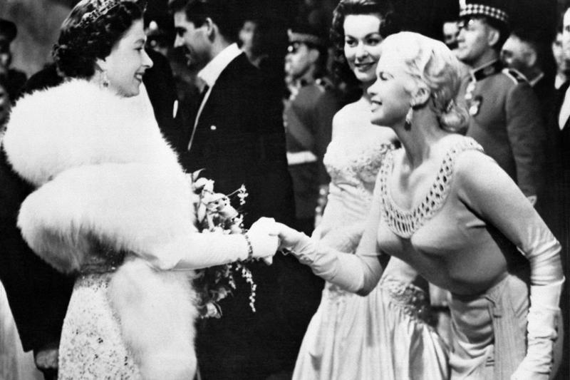 1950年代のハリウッドを席巻, 抜群のプロポーション, ジェーンの髪はブルネット, 17歳で最初の結婚, 美人コンテストに出場, ブロンドに染める, 『女はそれを我慢できない』（1956年）, ゴールデングローブ賞を受賞, ソフィア・ローレンとの邂逅, 時代遅れの存在に, ビートルズとナイトクラブで, ハリウッドから忘れ去られる, 晩年はナイトクラブや低予算映画に, 自動車事故で死亡, 前方のトレーラーにめりこむ, 「マンスフィールド・バー」