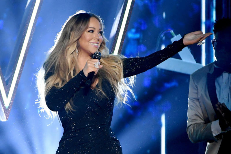 Mariah Carey: from Long Island to the world, Mariah Carey's childhood and adolescence, Family troubles, Her siblings don't want to be reminded of it, Breakthrough, Wedding of Mariah Carey and Tommy Mottola, A great voice, Hit albums from Mariah, Stars of the 90s: Mariah Carey and Whitney Houston, A Christmas muse, Physical change, Leaving Columbia, Glitter: failure, Luis Miguel and Mariah Carey: Latin romance, Mariah Carey's hospitalisation, Glitter's unfortunate release date, "An utter meltdown", Longing to be a Hollywood star, Farewell to her record company, Philantropist and activist, Mariah Carey's "comeback", 'We Belong Together', Movies: Tennessee (2008), Mariah Carey in 'Precious', No other movies, Mariah Carey and Nick Cannon, Two children, Mariah Carey's maturity, Songbird Supreme, Queen of Christmas, Viva Las Vegas!, A new love for Mariah Carey, They are both available, Mariah Carey's controversial memoir, Painful memories for her family, Mariah Carey responds to her siblings' lawsuits, The death of her sister and mother, An "inspiration" to others, A film about Mariah's life?