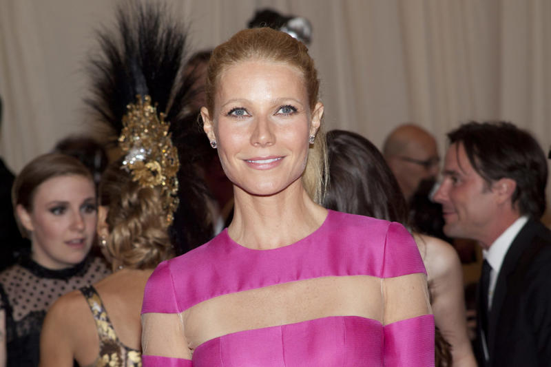 Gwyneth Paltrow - Rose (Titanic, 1997) Gwyneth Paltrow and her Goop business, Bye, Pepper Potts, The children of Gwyneth Paltrow and Chris Martin, Photos on Instagram, A painful story about Apple's birth, 'Armchair Expert', Gwyneth Paltrow and Dax Shepard, 'We almost died', 70 hours in labor, A big scar, Gwyneth Paltrow's criticism of 'beauty', The big question, No washboard stomach, Happy with her scar, 'Past perfectionism', 2022 has a double celebration, When is Gwyneth back on the screen?, More secrets revealed?