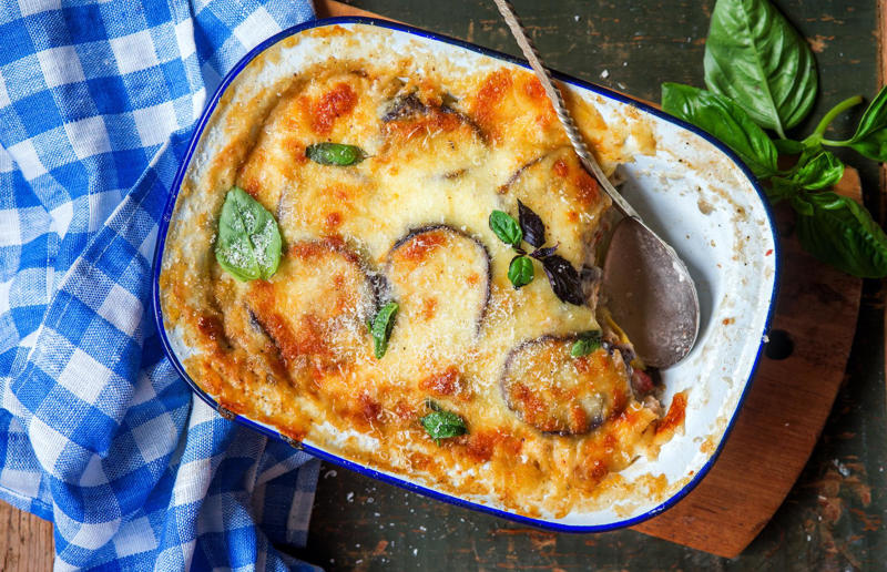 5. Moussaka, Greece 29. Tortilla de patatas, Spain, 28. Dublin coddle, Ireland, 27. Meatballs, Sweden, 26. Pierogi, Poland, 25. Wiener schnitzel, Austria, 24. Cheese fondue, Switzerland, 23. Bitterballen, Netherlands, 22. Congee, China, 21. Beef stroganoff, Russia, 20. Goulash, Hungary, 19. Sopa Azteca, Mexico, 18. Shakshuka, North Africa, 17. Spätzle, Germany, 16. Khichdi, India, 15. Bobotie, South Africa, 14. Feijoada, Brazil, 13. Kimchi-jjigae, South Korea, 12. Meat pies, Australia, 11. Poutine, Canada, 10. Shepherd's pie, UK and Ireland, 9. Koshary, Egypt, 8. Mac 'n' cheese, USA, 7. Curry udon, Japan, 6. Borscht, Ukraine, 5. Moussaka, Greece, 4. Onion soup, France, 3. Fish and chips, UK, 2. Grilled cheese sandwich, USA