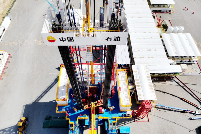 Why dig so deep?, China's deepest well, The core of the earth, One step further, Minerals, energy resources, Prevention of natural disasters, 10 continental layers, In search of the distant past, Large tonnage machines, Problems with the environment, Sea, mountains and desert area, Prepare for the operation, Everything fixed before they start, An unprecedented project, 12,262 meters