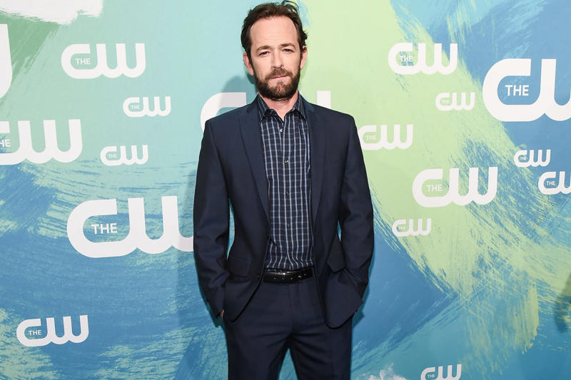 Gone too soon, Luke got lucky when he landed a role on 'Beverly Hills, 90210', Dylan McKay the bad boy everyone loved, Luke was one of THE 90s heartthrobs, Luke took a break from '95-'98 to work on movies, But Luke couldn't resist returning to '90210', Luke marries and becomes a father, Luke struggled to find the same degree of success after '90210', Luke landed starring roles but the shows didn't last long..., Broadway and theatre in London, Luke was even in a Swedish comedy in the mid-2000s, A health scare in 2015, Perry began advocacy work, Luke found his place again on 'Riverdale', Luke Perry wanted to do a reboot of '90210', A reboot in the works??, Fans were thrilled, ...but Luke had a conflict due to his contract with 'Riverdale', Tragedy strikes, Luke was 52 when he passed away, Perry's final role was in a Tarantino film, Luke was secretly engaged at the time of his death, They were said to be "smitten", An icon that is dearly missed
