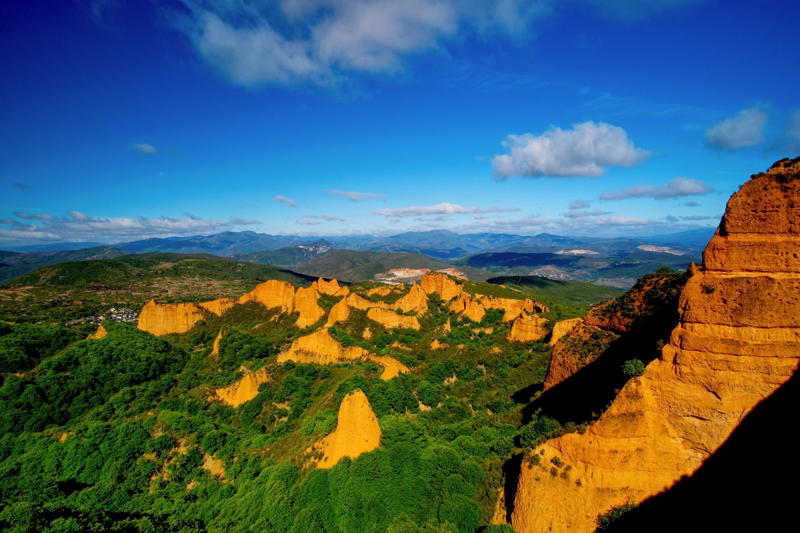 Las Medulas, Spain Must-see places in the world, Great Ocean Road, Australia, Colca Valley, Peru, Azores, Portugal, Cathedrals Beach, Spain, Bromo, Indonesia, Halong Bay, Vietnam, Atacama Desert, Chile, Wadi Rum, Jordan, Kanagawa, Japan, Fuji Motosuko, Japan, Ya Nui Bay, Island of Ko Phi Phi Don, Thailand, Zhangjiajie, China, Agadir, Morocco, Las Medulas, Spain, Tanah Lot, Bali, Indonesia, Primoten, Croatia, Dune du Pilat, France, Triglav, Slovenia, San Gimignano, Tuscany, Italy