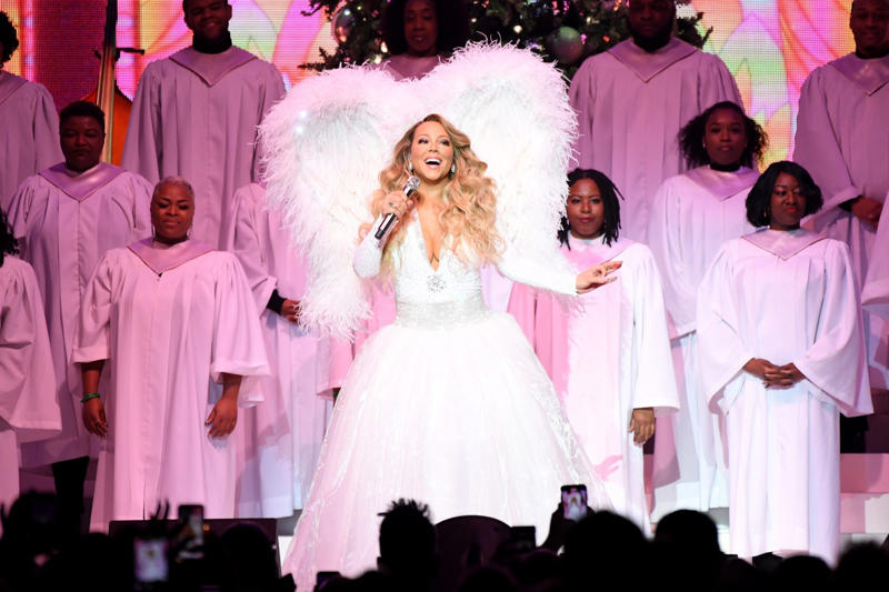 Mariah Carey: from Long Island to the world, Mariah Carey's childhood and adolescence, Family troubles, Her siblings don't want to be reminded of it, Breakthrough, Wedding of Mariah Carey and Tommy Mottola, A great voice, Hit albums from Mariah, Stars of the 90s: Mariah Carey and Whitney Houston, A Christmas muse, Physical change, Leaving Columbia, Glitter: failure, Luis Miguel and Mariah Carey: Latin romance, Mariah Carey's hospitalisation, Glitter's unfortunate release date, "An utter meltdown", Longing to be a Hollywood star, Farewell to her record company, Philantropist and activist, Mariah Carey's "comeback", 'We Belong Together', Movies: Tennessee (2008), Mariah Carey in 'Precious', No other movies, Mariah Carey and Nick Cannon, Two children, Mariah Carey's maturity, Songbird Supreme, Queen of Christmas, Viva Las Vegas!, A new love for Mariah Carey, They are both available, Mariah Carey's controversial memoir, Painful memories for her family, Mariah Carey responds to her siblings' lawsuits, The death of her sister and mother, An "inspiration" to others, A film about Mariah's life?