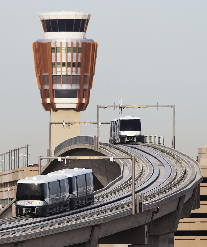 Are there taxis at PHX airport?, Uber and Lyft at Phoenix airport, Does Phoenix light rail go to the airport?, Free airport shuttles to Sky Harbor, Ride your bike to the Phoenix airport Sky Train station